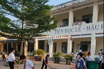 Khi hè về sân trường đầy lá